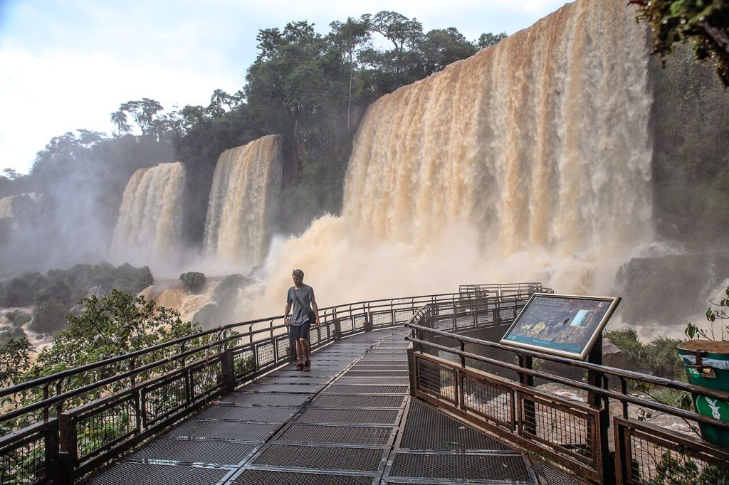 Visitor walkway beside the waterfalls and subtropical forest at Iguazú