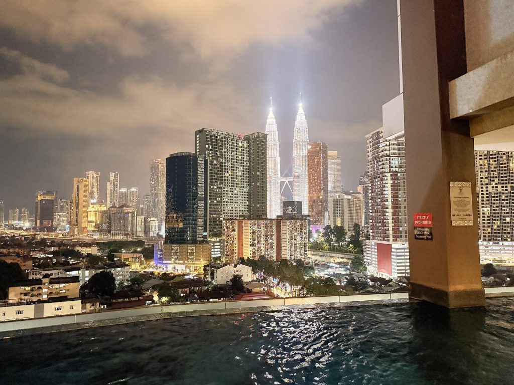 Kuala Lumpur skyline and Petronas Twin Towers night view from Kampung Baru.jpg 01