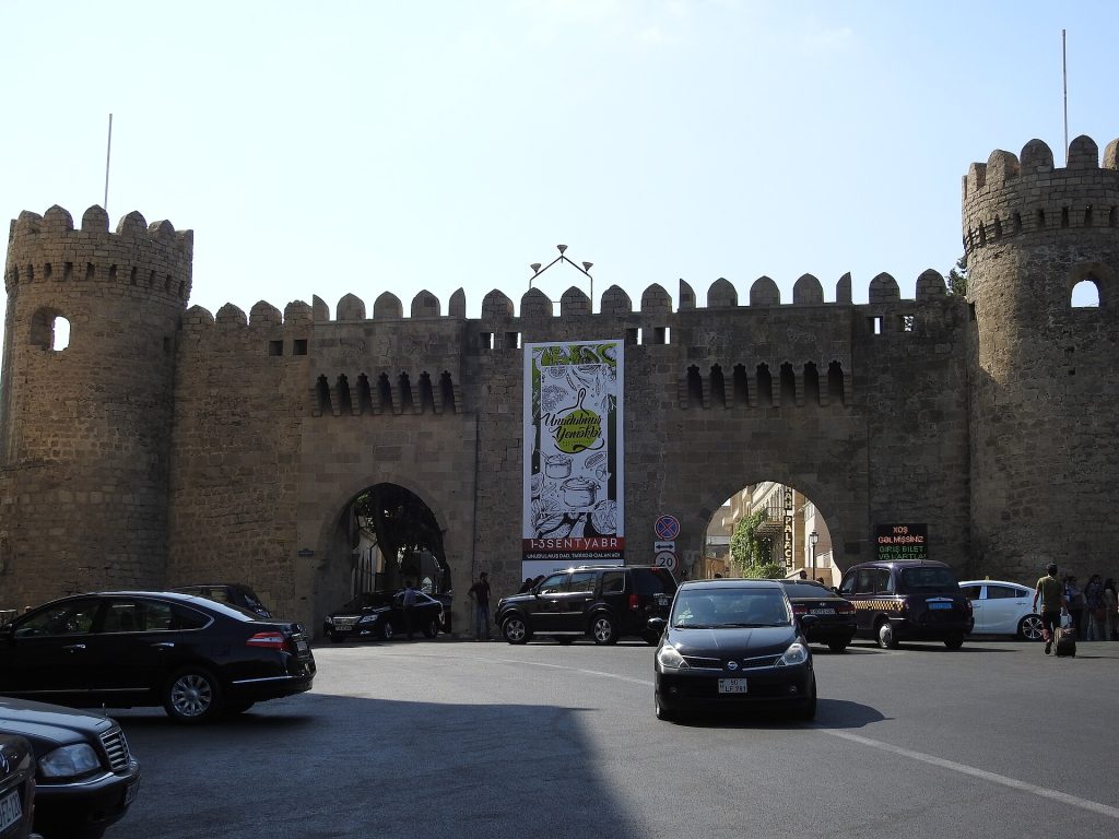 Stately arch to Icheri Shehar or Old Town quarter of Baku (36898523492)