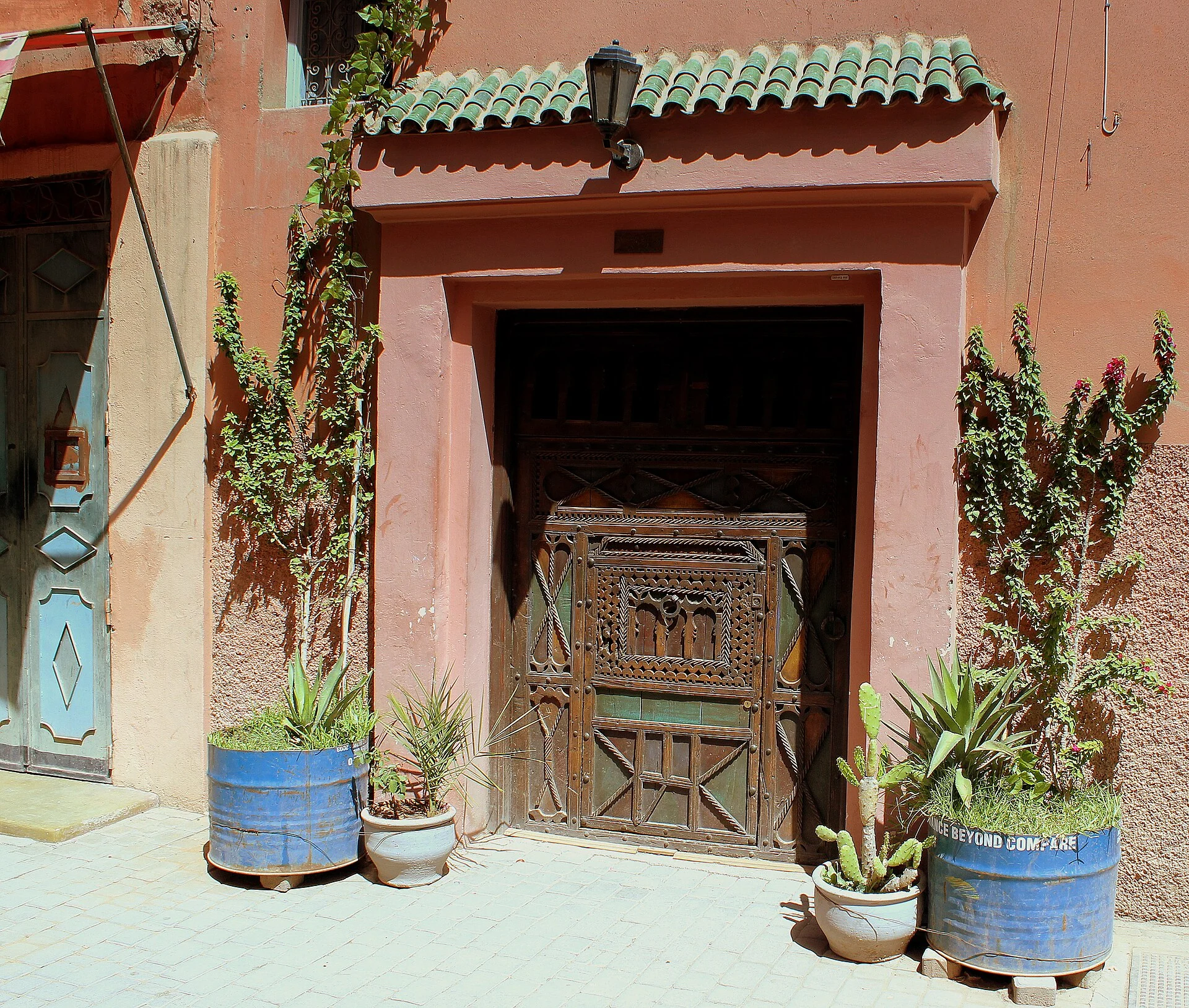 MARRAKECH MEDINA DOORWAY MOROCCO APRIL 2013 (8700313176)