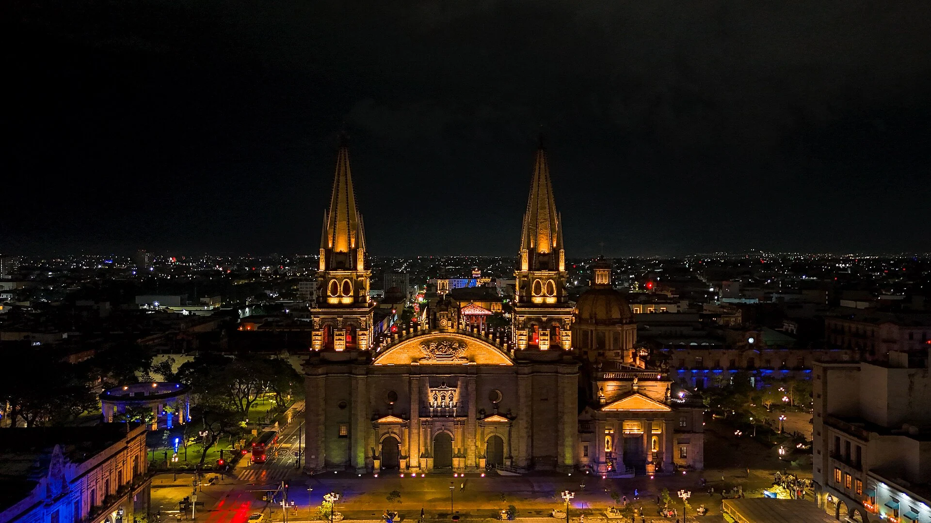 Sobrevuelo nocturno con dron del Centro Histórico de Guadalajara 01