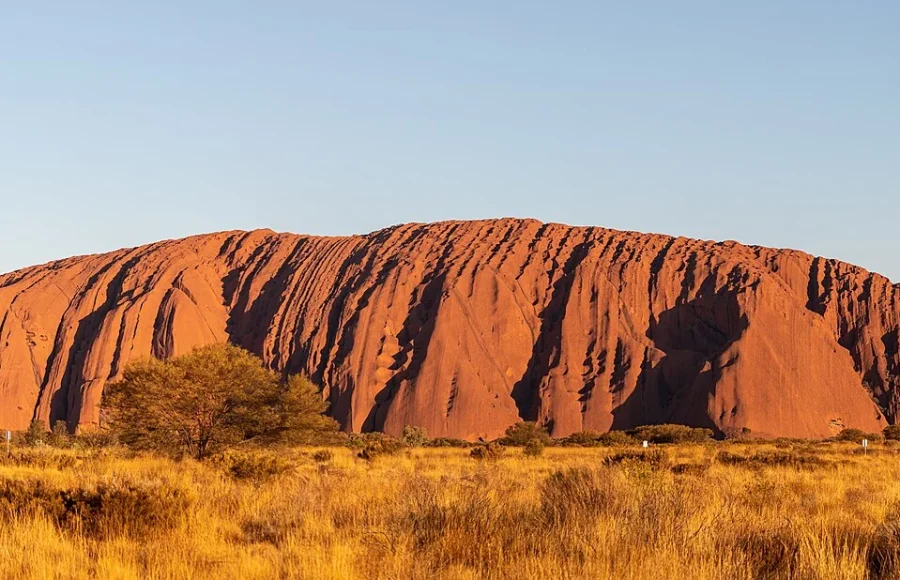Uluṟu–Kata Tjuṯa: Visiting Living Country with Respect