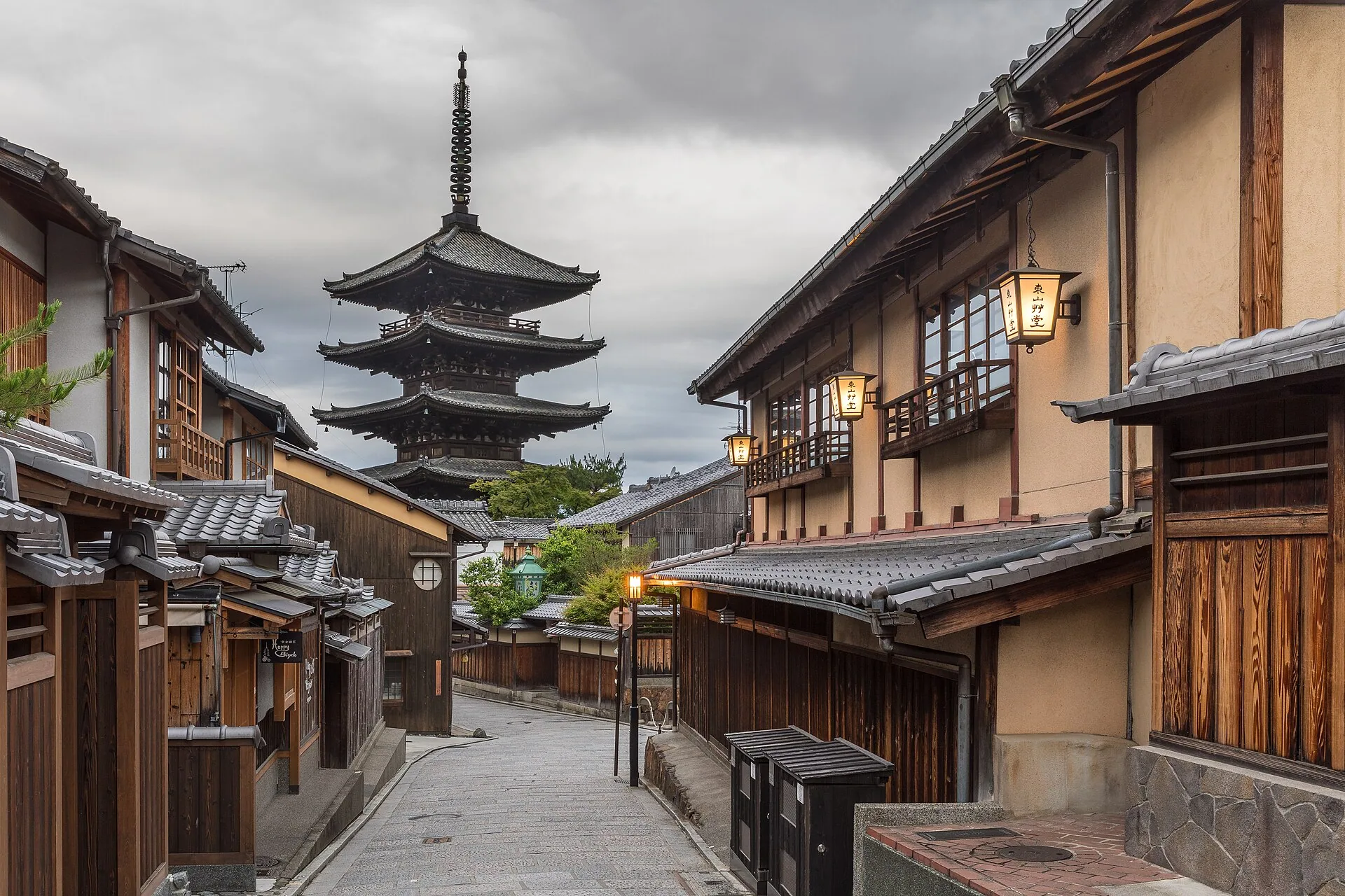 Yasaka Street and the Hokanji pagoda in Kyoto